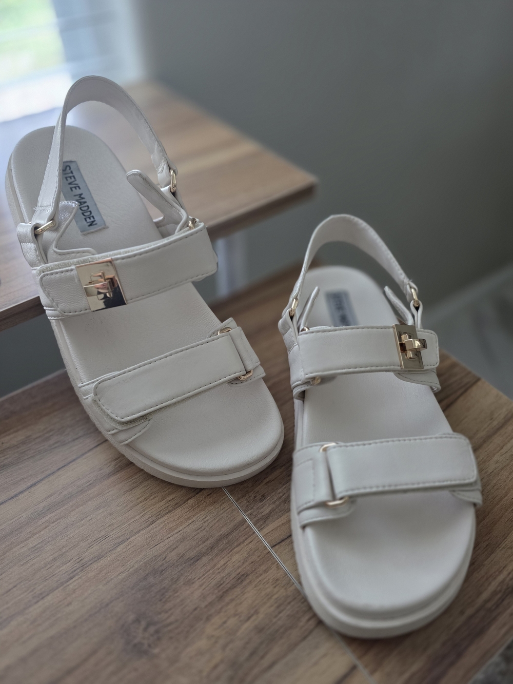Steve Madden Women’s White Slingback Sandals with Gold Accents, Sz 8